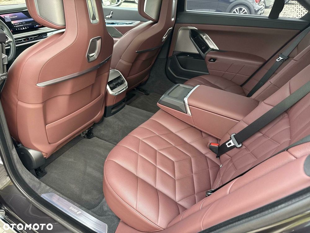 BMW i7 - 24