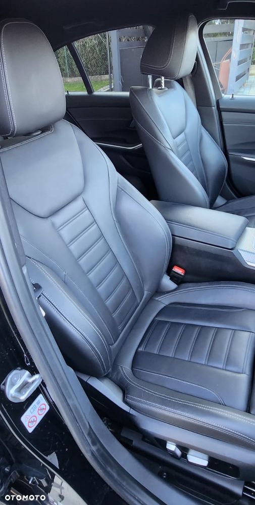 BMW Seria 3 320d xDrive mHEV - 13