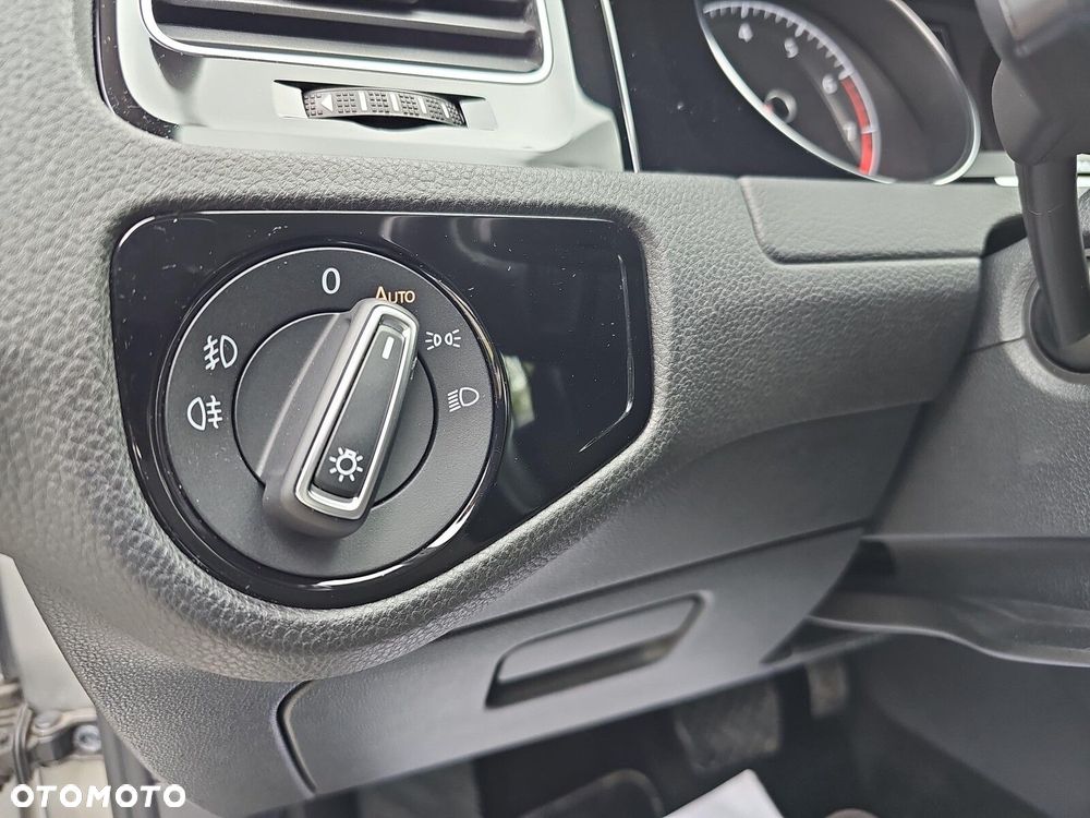 Volkswagen Golf - 22