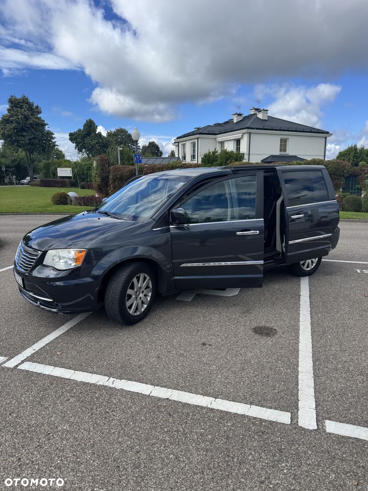 Chrysler Town & Country 3.6 Limited - 10