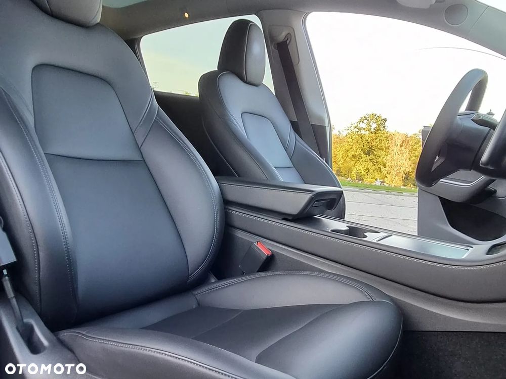 Tesla Model Y Long Range AWD - 11