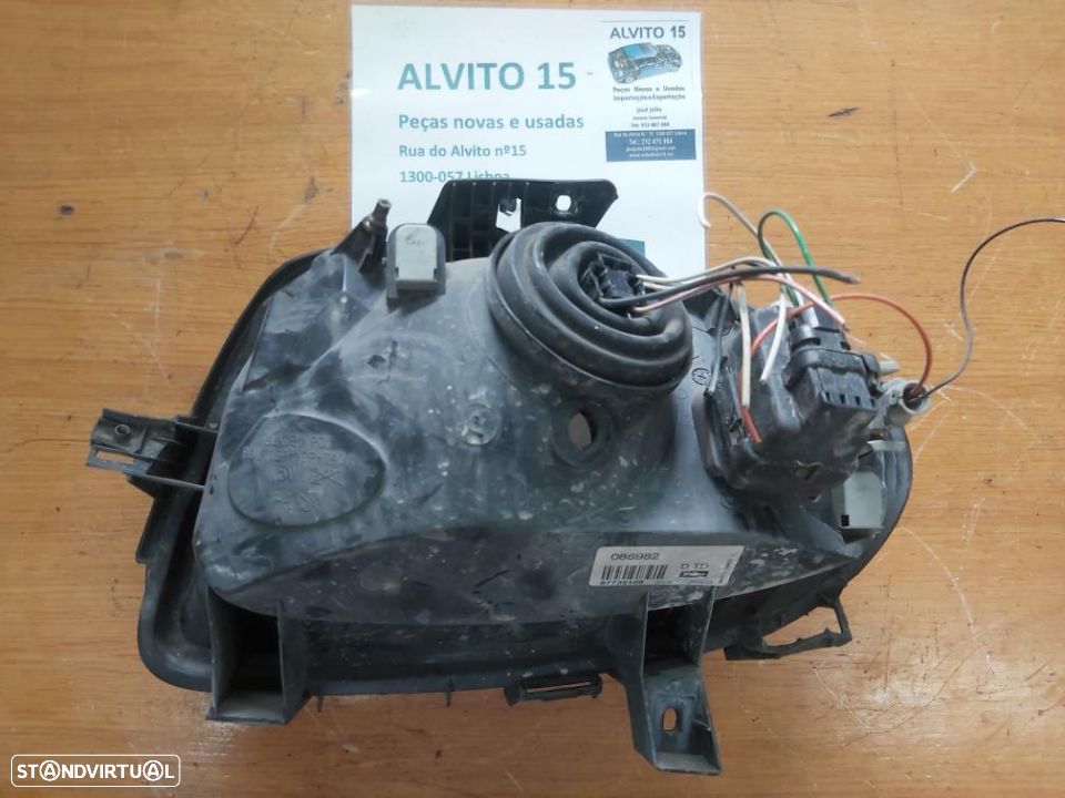 Farol direito Renault Clio 2 2000  apoio partido e risco fundo - 3