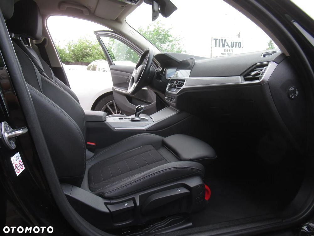 BMW Seria 3 330i xDrive - 10