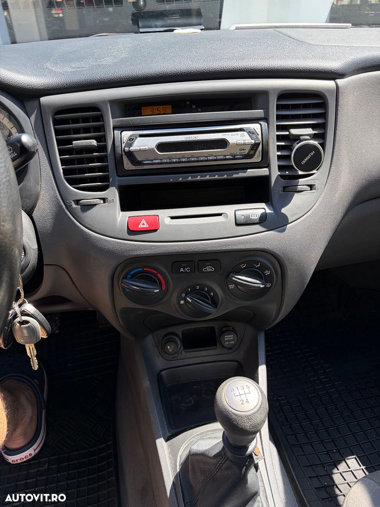 Kia Rio 1.5 DSL LX Base - 11