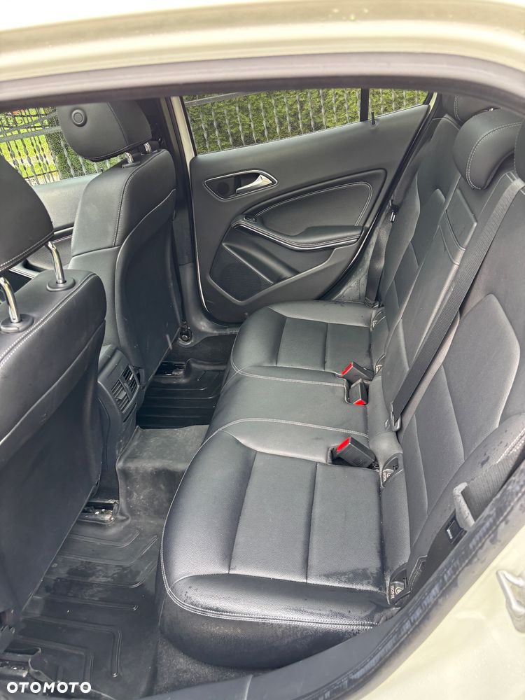 Mercedes-Benz GLA 250 4-Matic Urban - 23