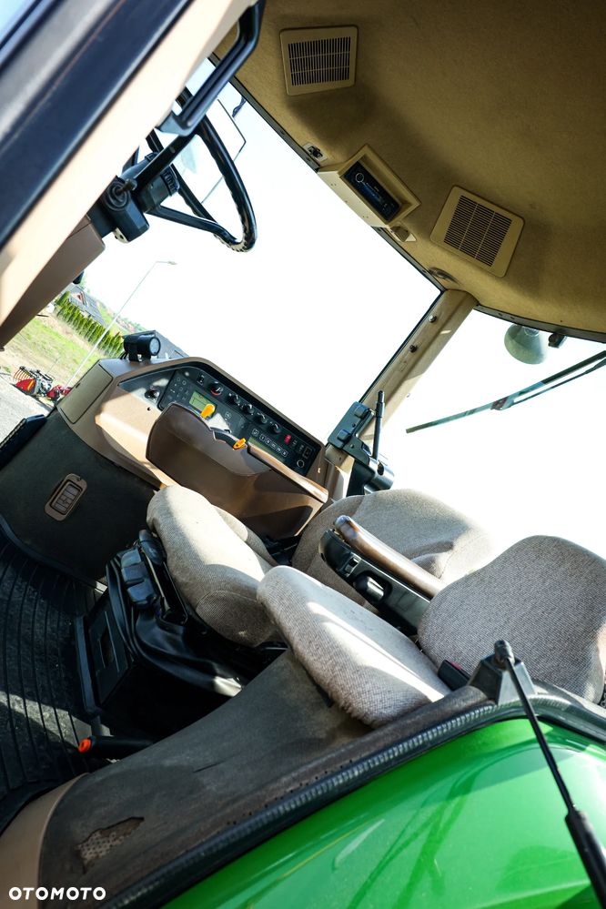 John Deere 8220 - 28