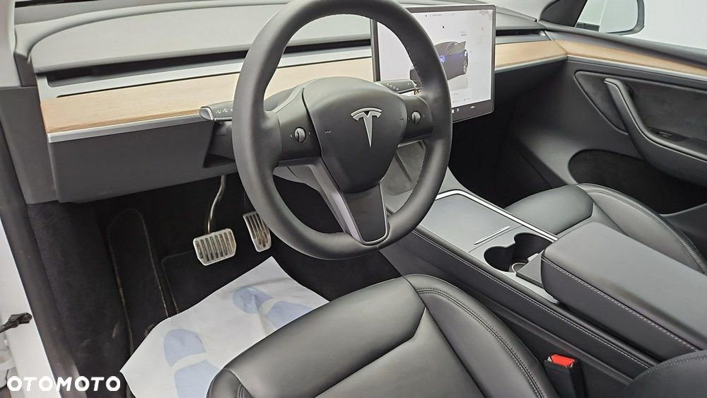 Tesla Y Long Range RWD - 9