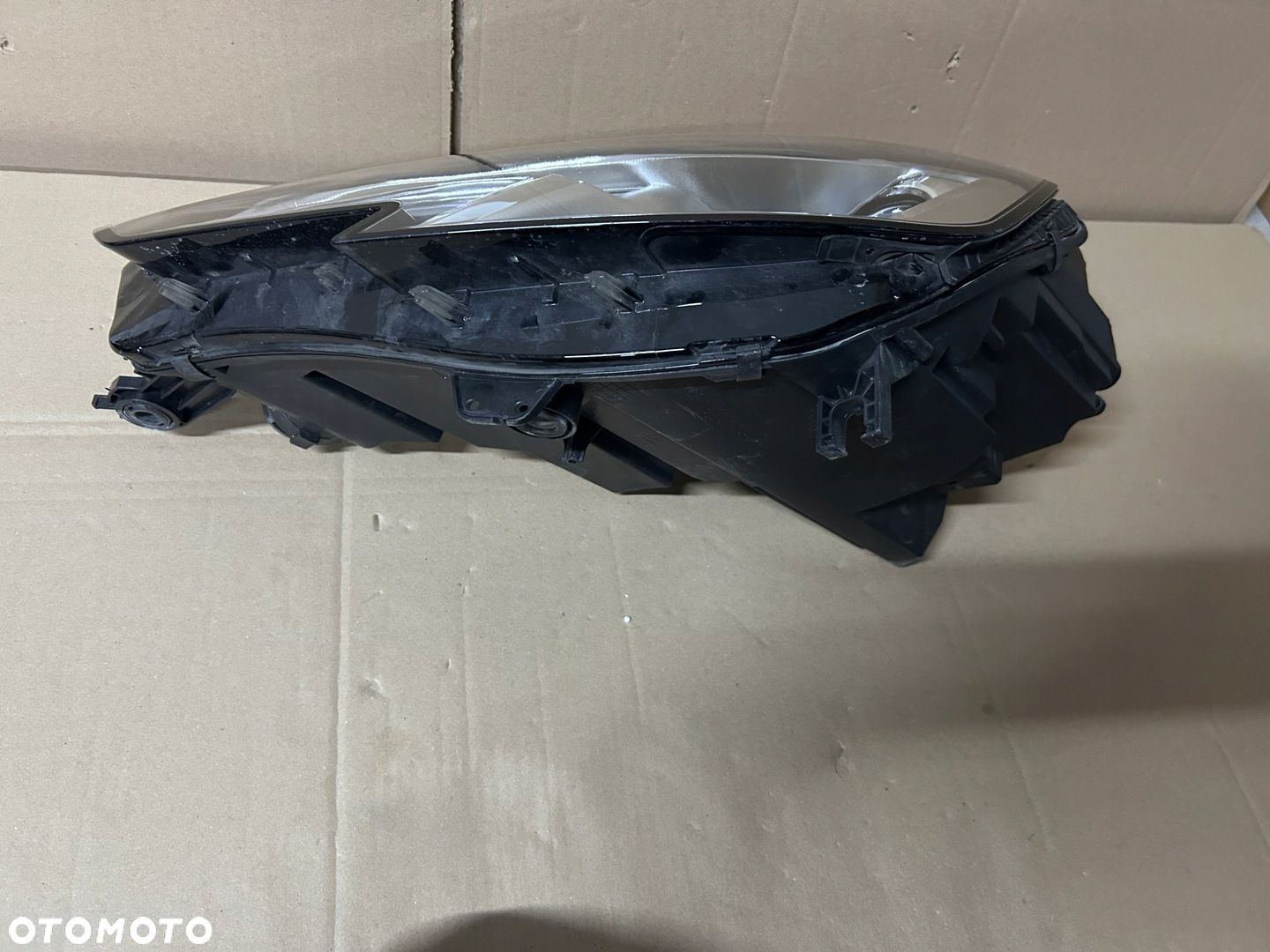 LAMPA LEWA AUDI A4 B9 XENON 8W0941005 - 9