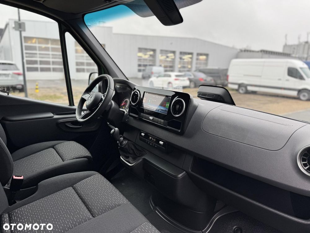 Mercedes-Benz Sprinter - 11