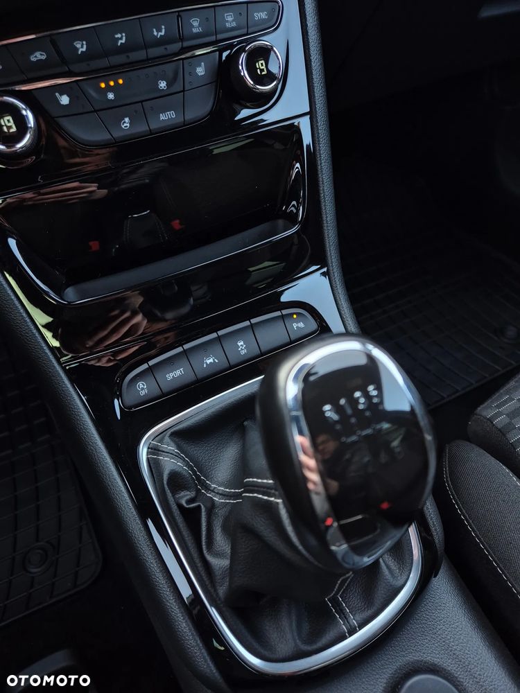 Opel Astra 1.6 D (CDTI) Start/Stop Dynamic - 11