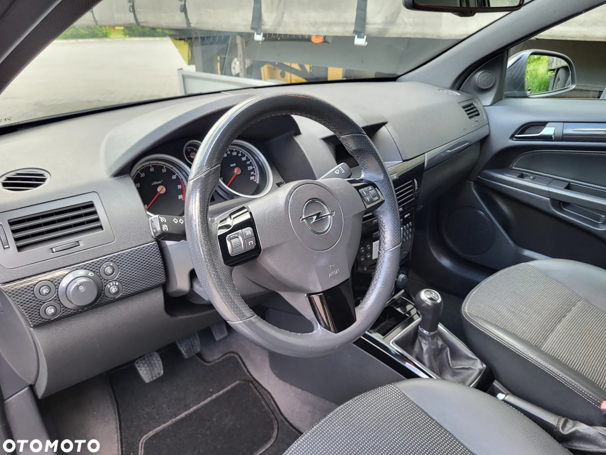 Opel Astra GTC 1.6 Cosmo - 15