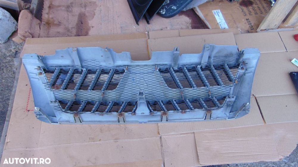 Grila Mitsubishi pajero mk3 grila frontala intre faruri 2000-2007 dezmembrez - 3