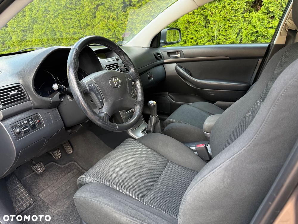 Toyota Avensis - 10
