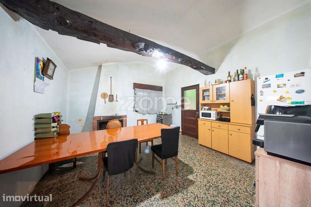 Moradia T4 com amplas áreas e elevado potencial em Mancelos - Grande imagem: 2/43