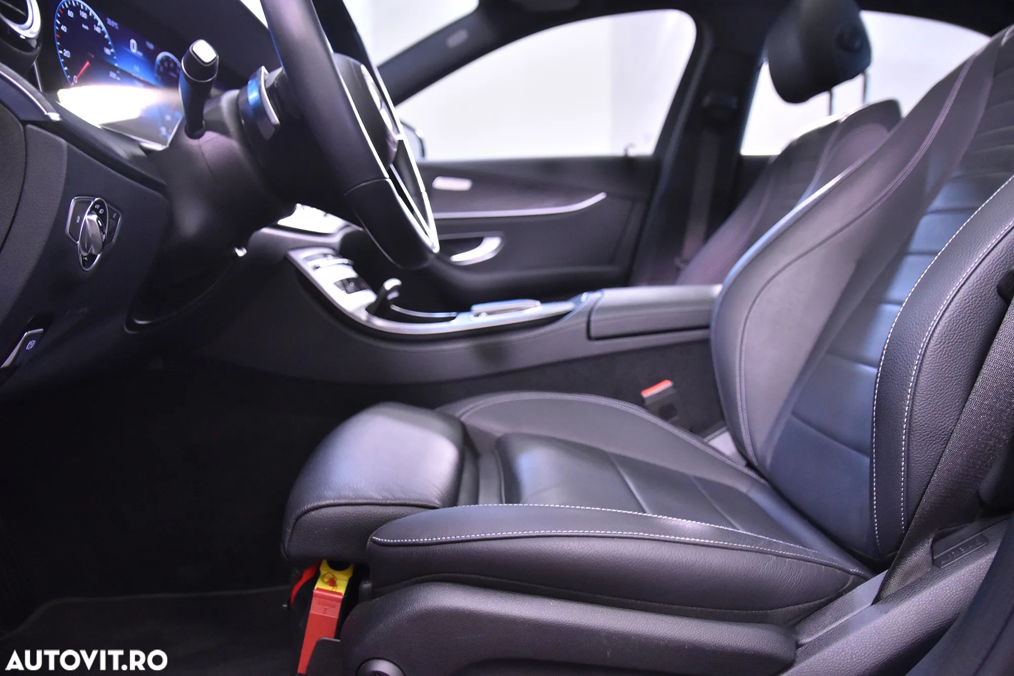 Mercedes-Benz E 300 4MATIC Aut. - 25