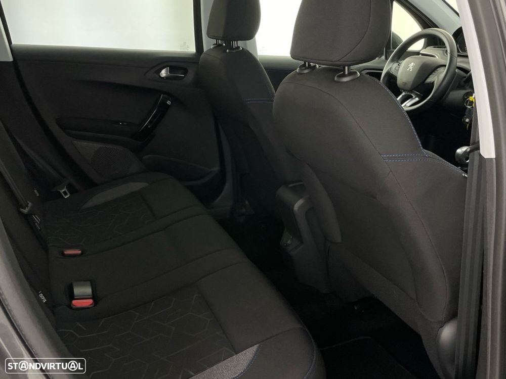 Peugeot 2008 1.2 PureTech Signature - 24