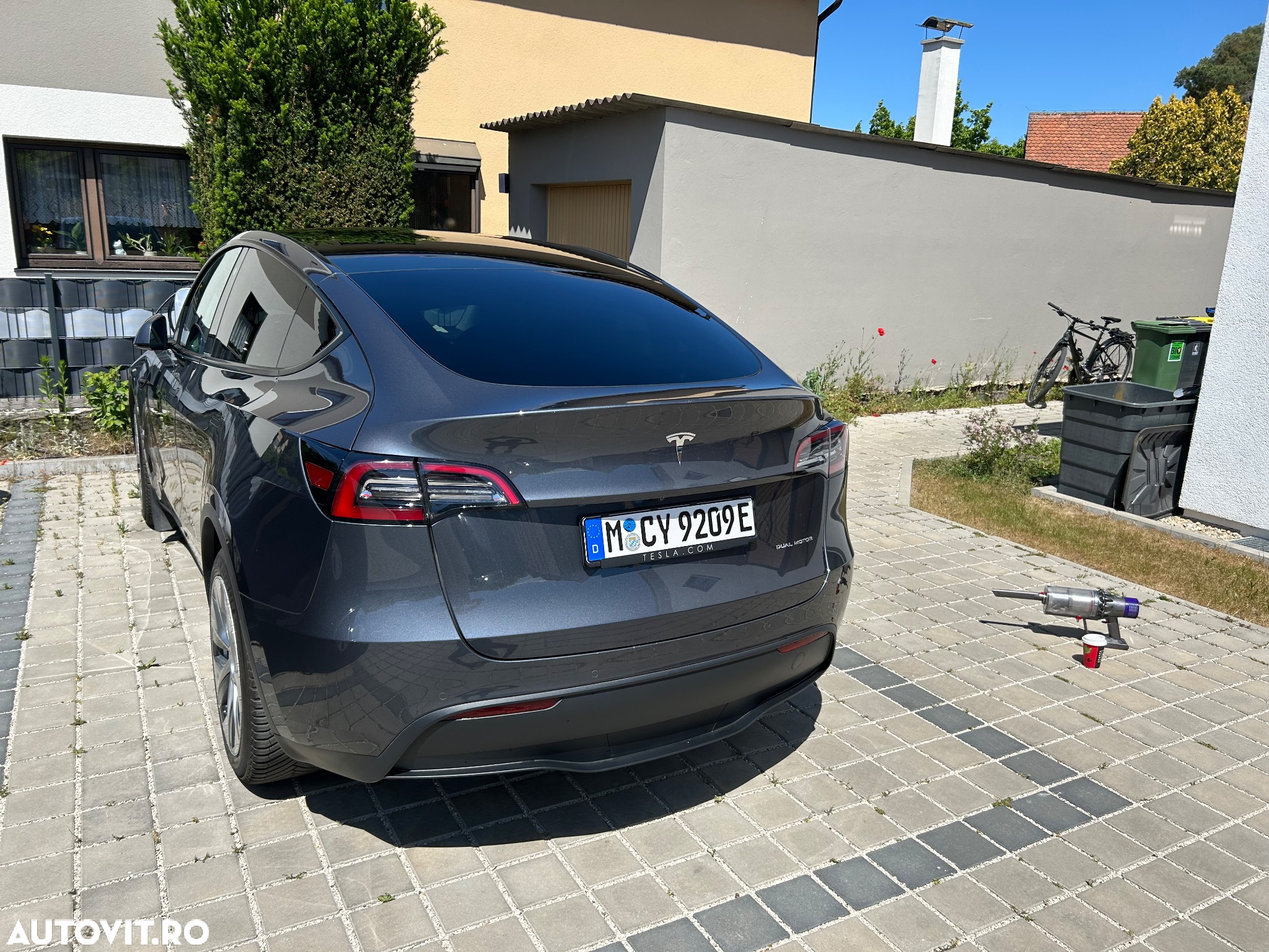Tesla Model Y Long Range Dual Motor AWD - 2