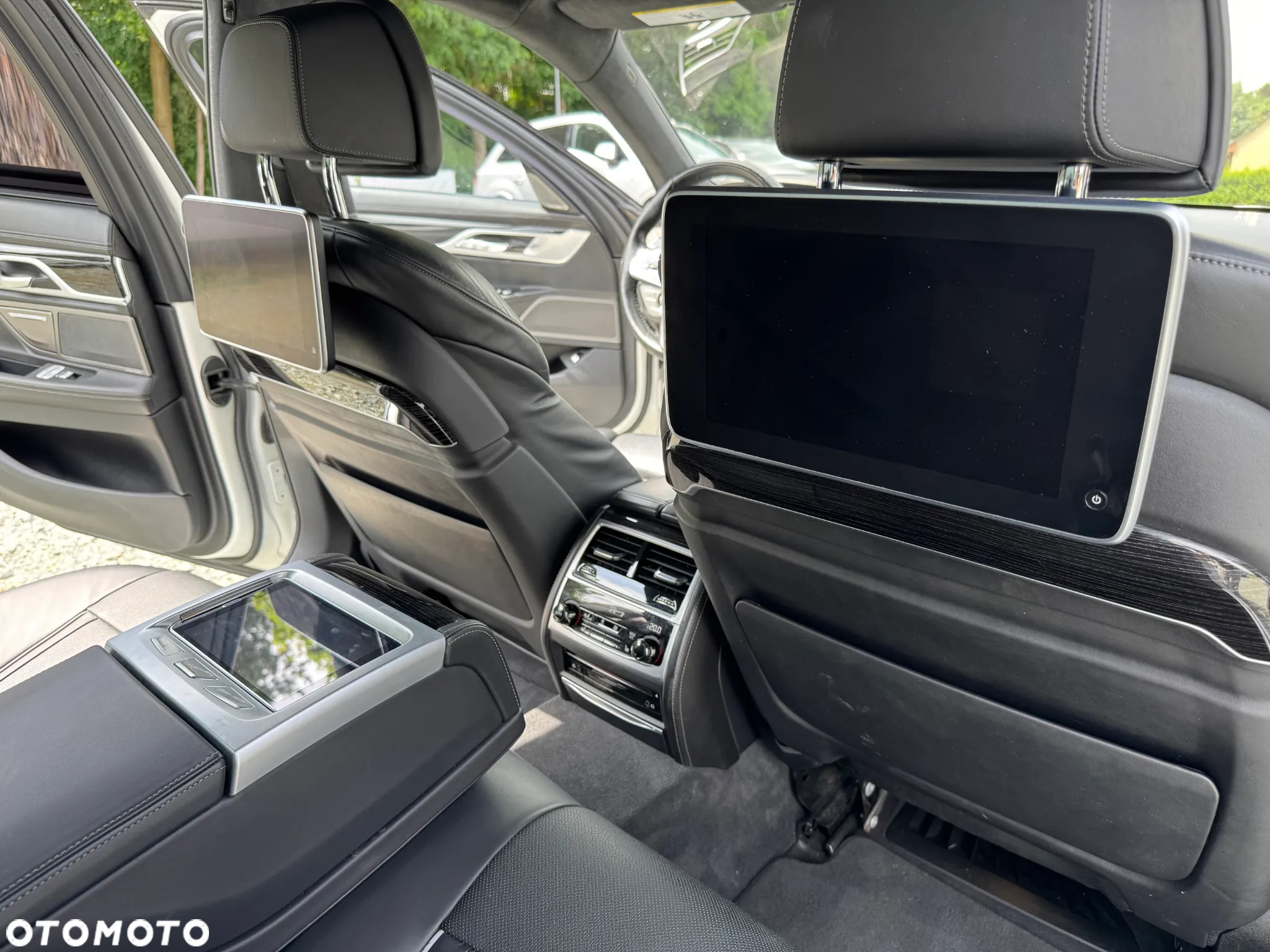 BMW Seria 7 750i xDrive - 14