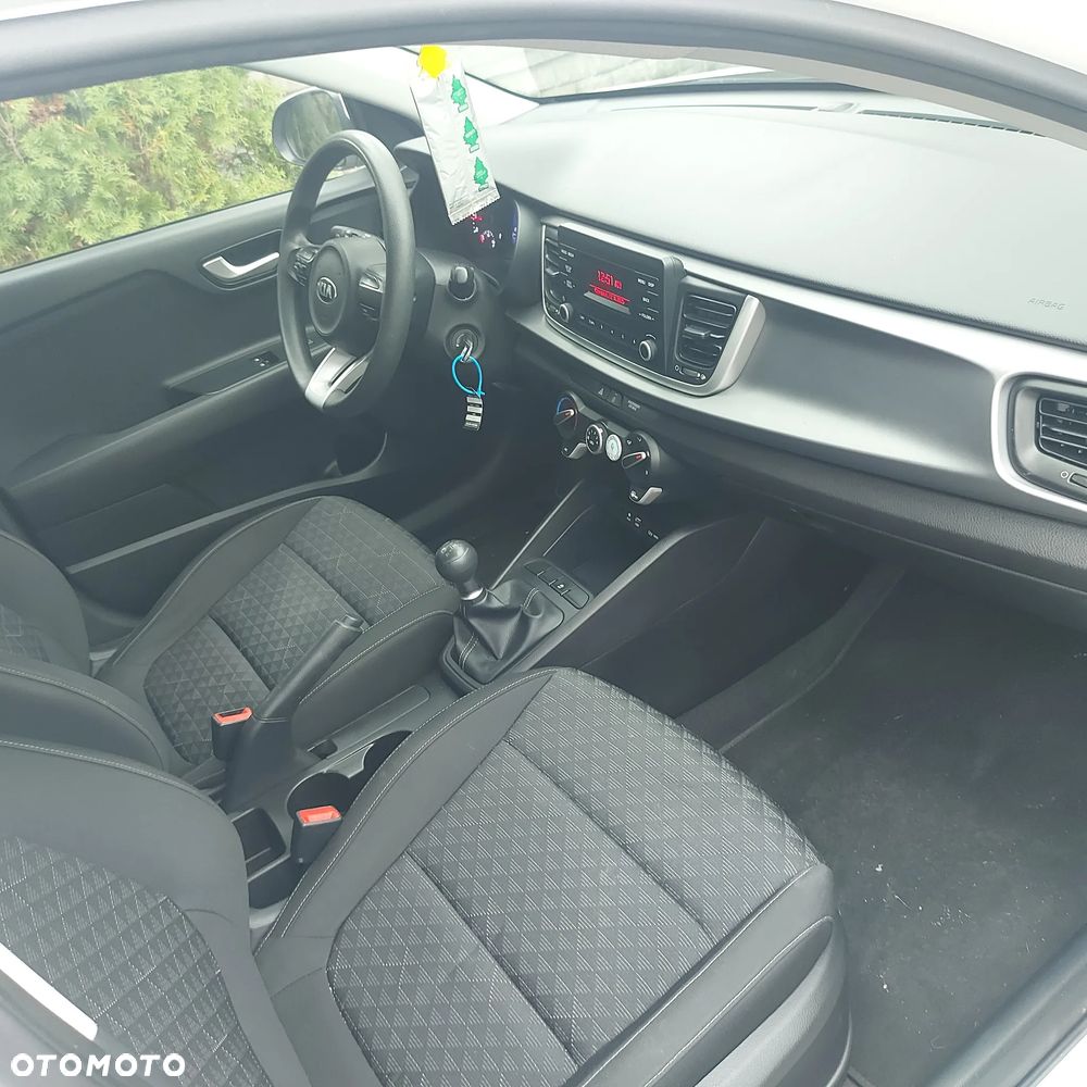 Kia Rio 1.2 L - 12