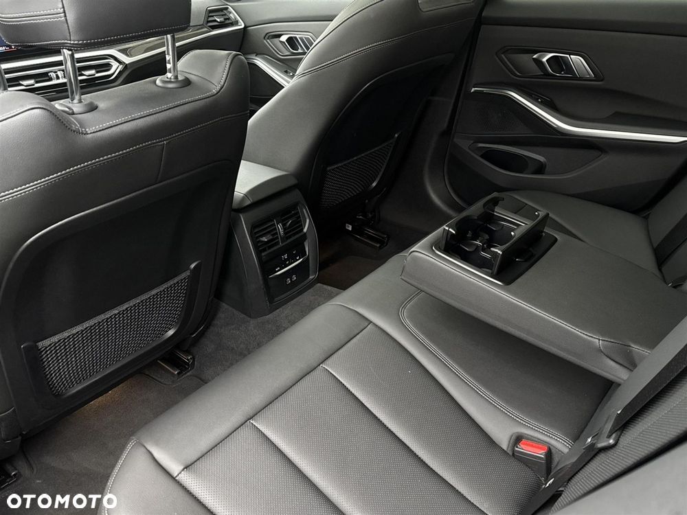 BMW Seria 3 320d xDrive - 21
