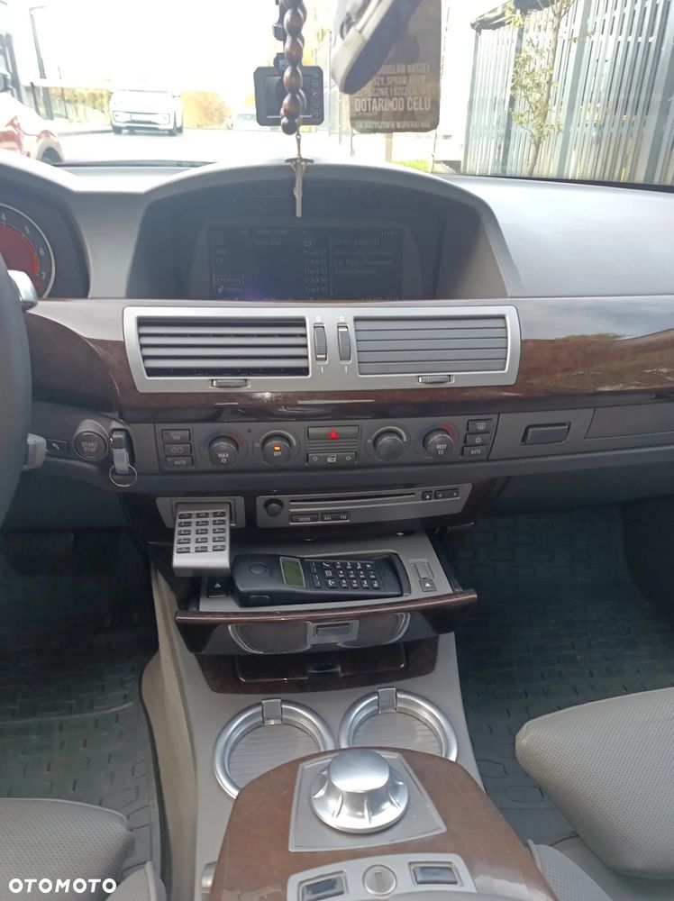 BMW Seria 7 745i - 14