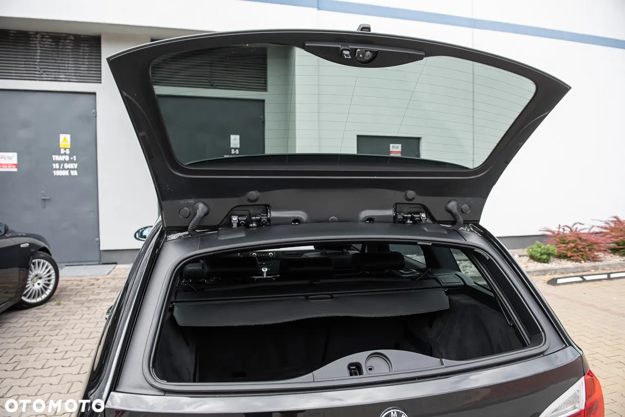 BMW Seria 3 325xi Touring - 26