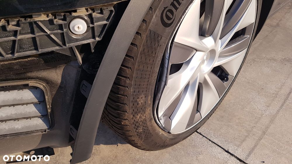 Tesla Model Y - 12