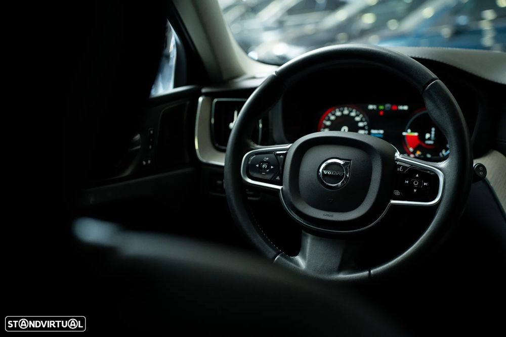 Volvo XC 60 2.0 T8 PHEV Momentum Plus AWD - 29