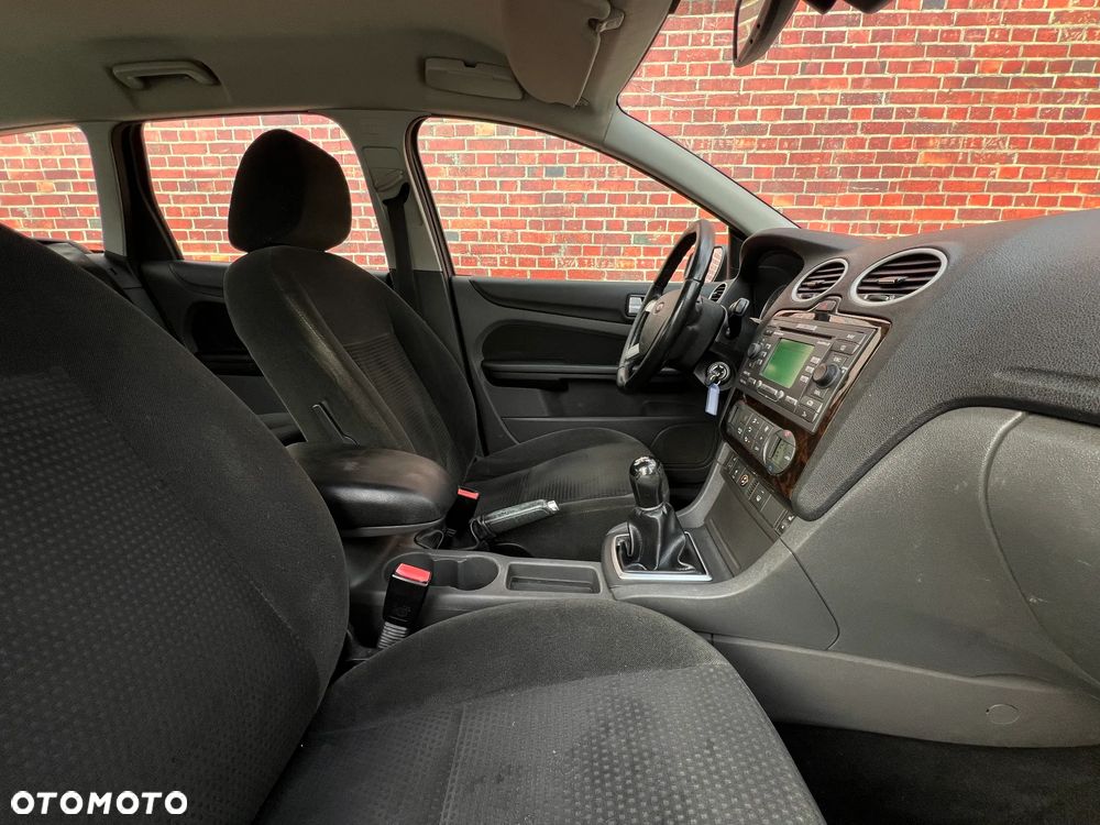 Ford Focus 2.0 Ghia - 14