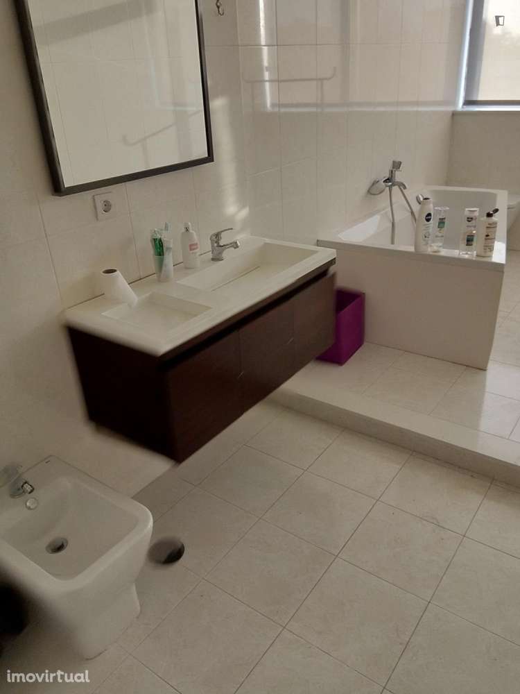 Quarto - localizado em Lordelo do Ouro Porto - Grande imagem: 2/4