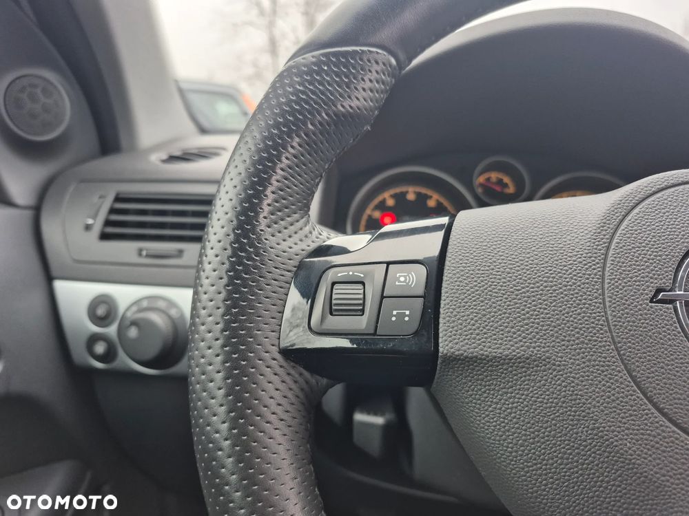 Opel Astra 1.6 Black&White - 26