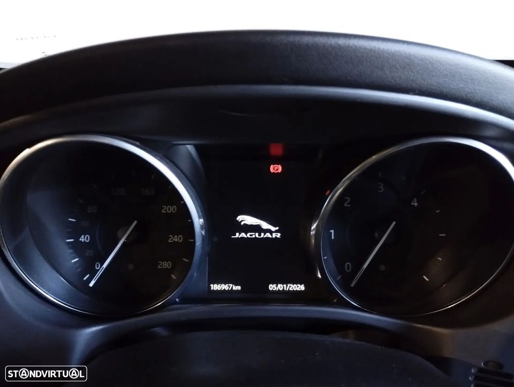 Jaguar XE 2.0 D R-Dynamic SE - 11