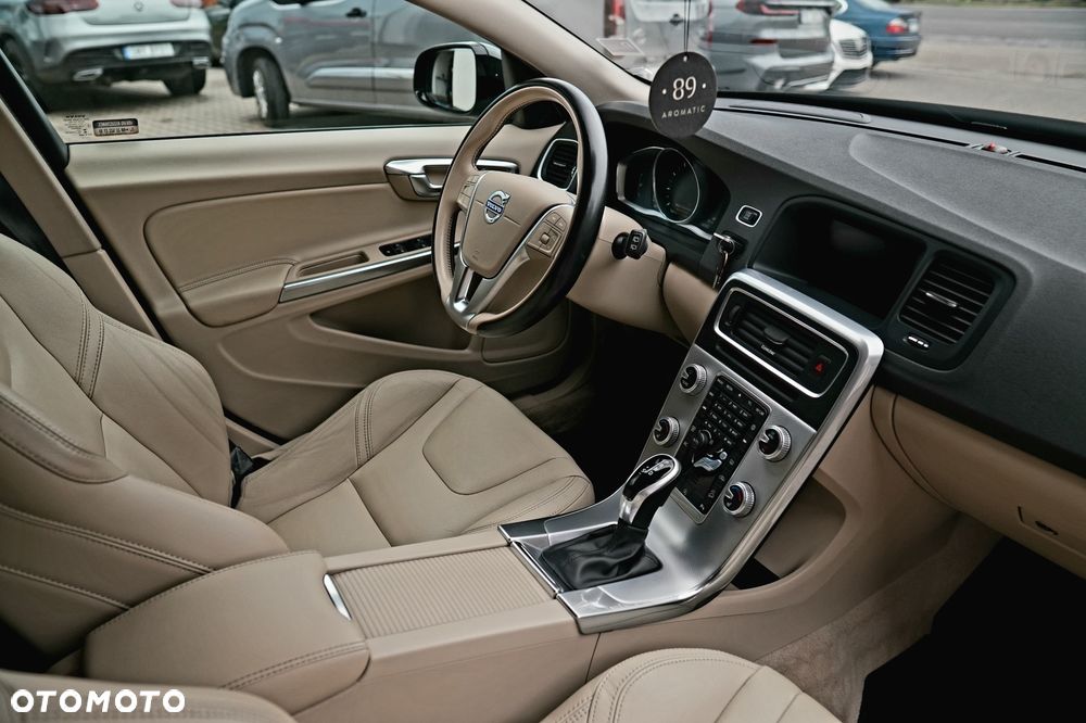 Volvo V60 T5 Drive-E Dynamic Edition (Momentum) - 8