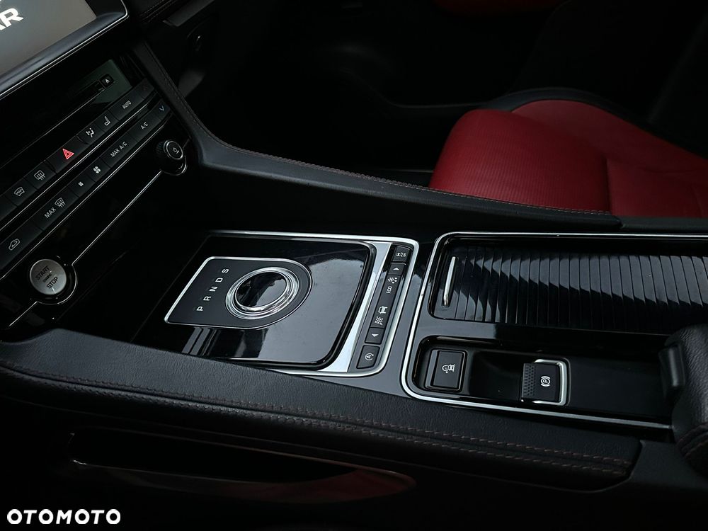 Jaguar F-Pace - 8