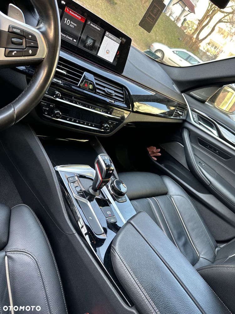 BMW Seria 5 M550i xDrive sport - 21