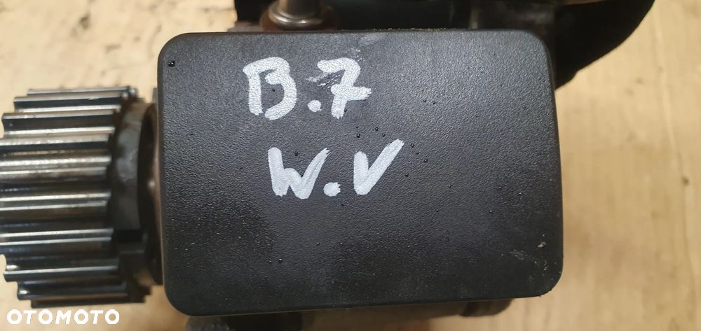 Pompa wtryskowa paliwa VW Passat B7 1.6 TDI 03L130755H - 7