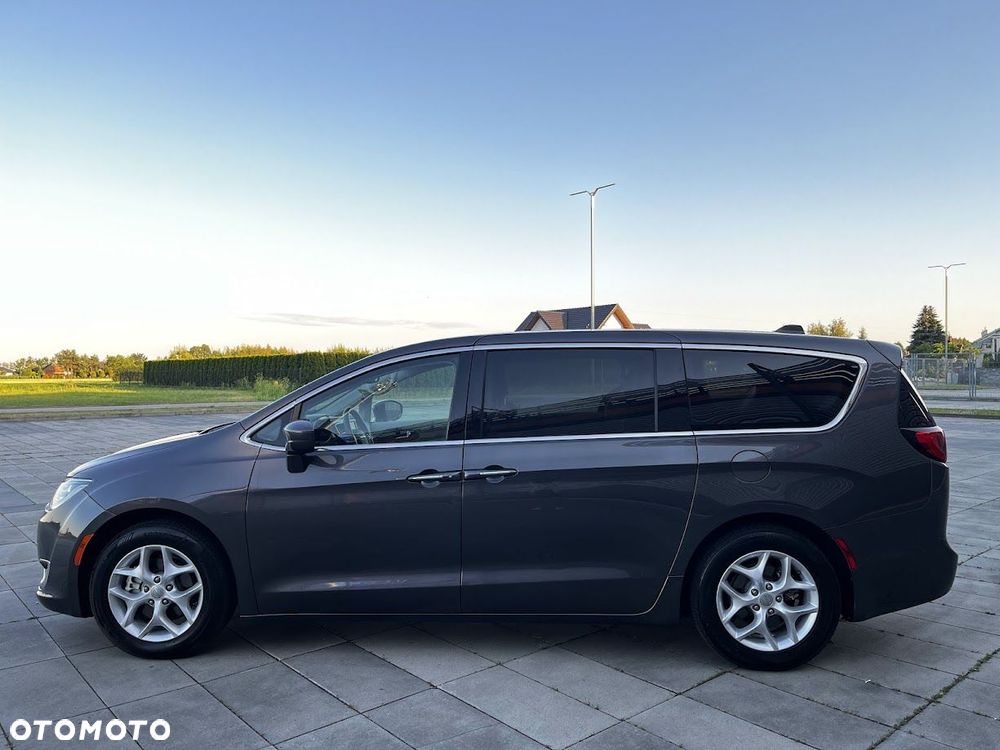 Chrysler Pacifica - 4