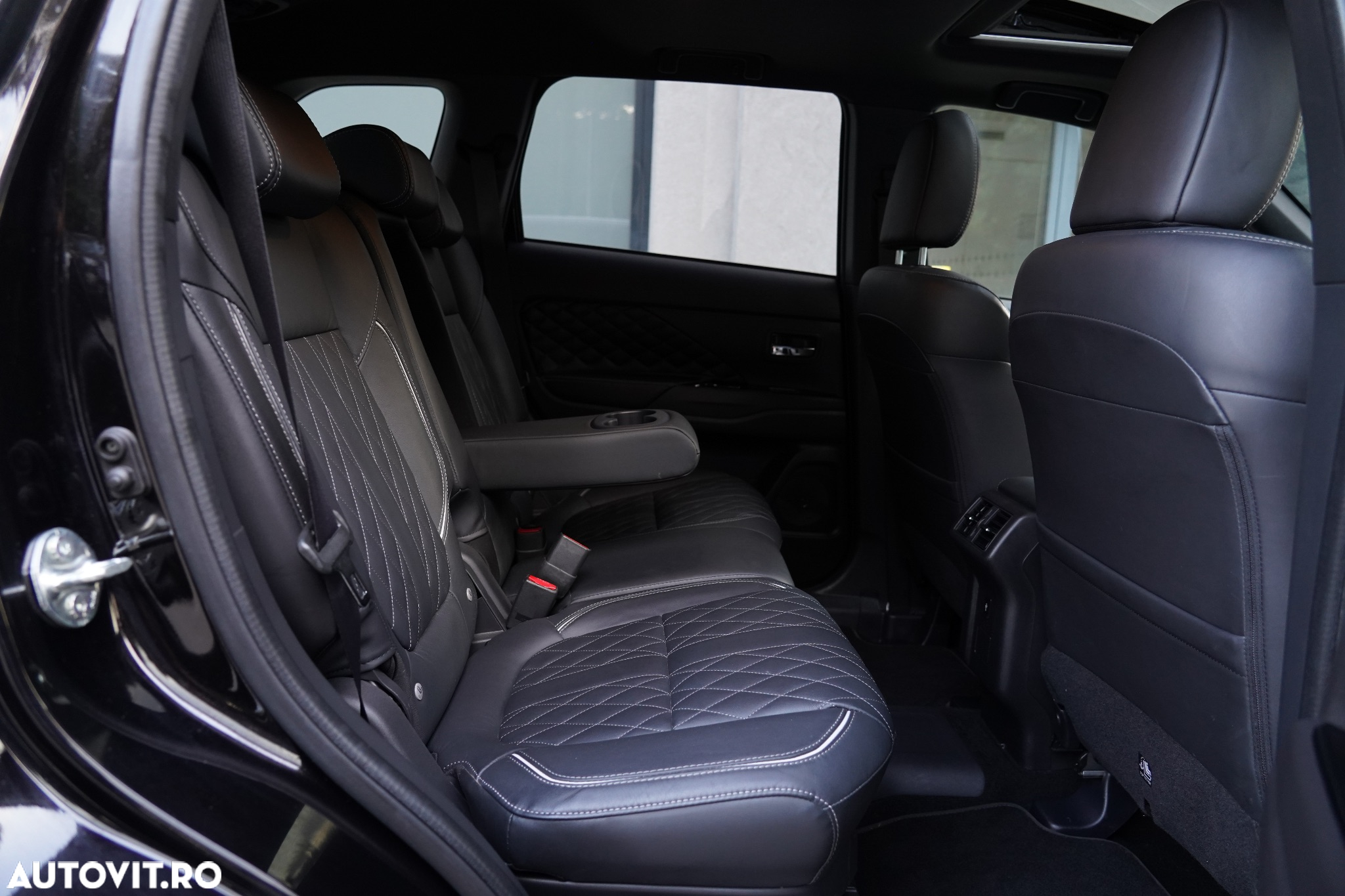 Mitsubishi Outlander 2.4 4WD Plug-In Hybrid Top - 11