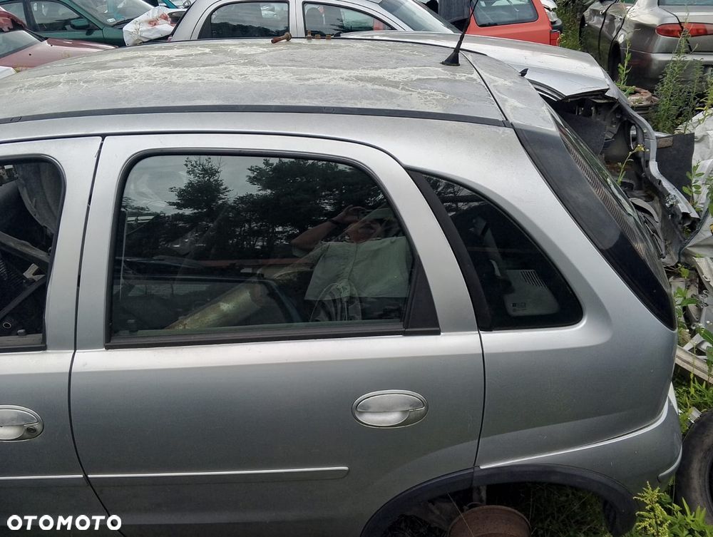 Opel Corsa C (02-06r.) 1.4 B 89KM. Silnik Z14XEP Skrzynia F13 lakier 2AU. Cały na części. GWARANCJA !!!  Przód Tył Zestaw Komplet Drzwi Klapa Zderzak Błotnik Maska Grill Atrapa Szyba Pas Lampa Lusterko Boczki Fotel Kanapa Kokpit Deska Rozdzielcza Przełącznik Włącznik Sterownik Przewody Wiązka Instalacja Moduł Komputer Czujnik Listwa Pompa Alternator Wtryski Głowica Rozrusznik Kompresor Sprzęgło Dwumas Silnik Skrzynia ABS Klimatyzacji Paliwa Wspomagania Kolektor Turbina Przepustnica Zawór Chłodnica Koło Hak Belka Sanki Zawieszenie Mcpherson Półoś Amortyzator Wydech Tłumik Zacisk Most - 2