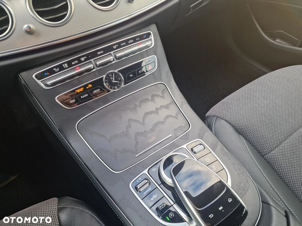 Mercedes-Benz Klasa E 220 d 4Matic 9G-TRONIC AMG Line - 19