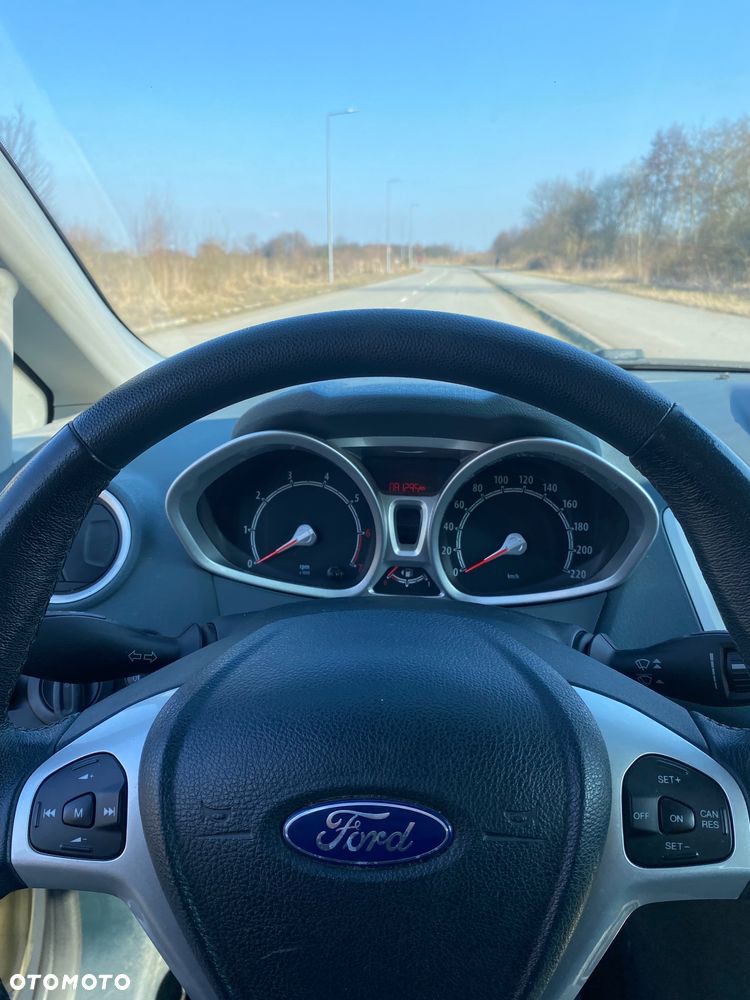 Ford Fiesta 1.25 Ghia - 11