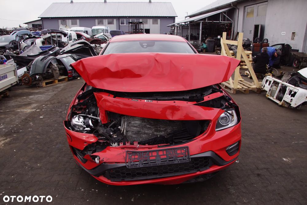 Auto na części - Volvo V60 I R-Design Lift 2.0 D4 190 KM D4204T14 TG-81SC 612 2018R Silnik Skrzynia Drzwi Błotnik Klapa Lampa Lusterko Klamka Szyba Deska Kokpit Sterownik Moduł Czujnik Licznik Wyświetlacz Panel Kierownica - 2