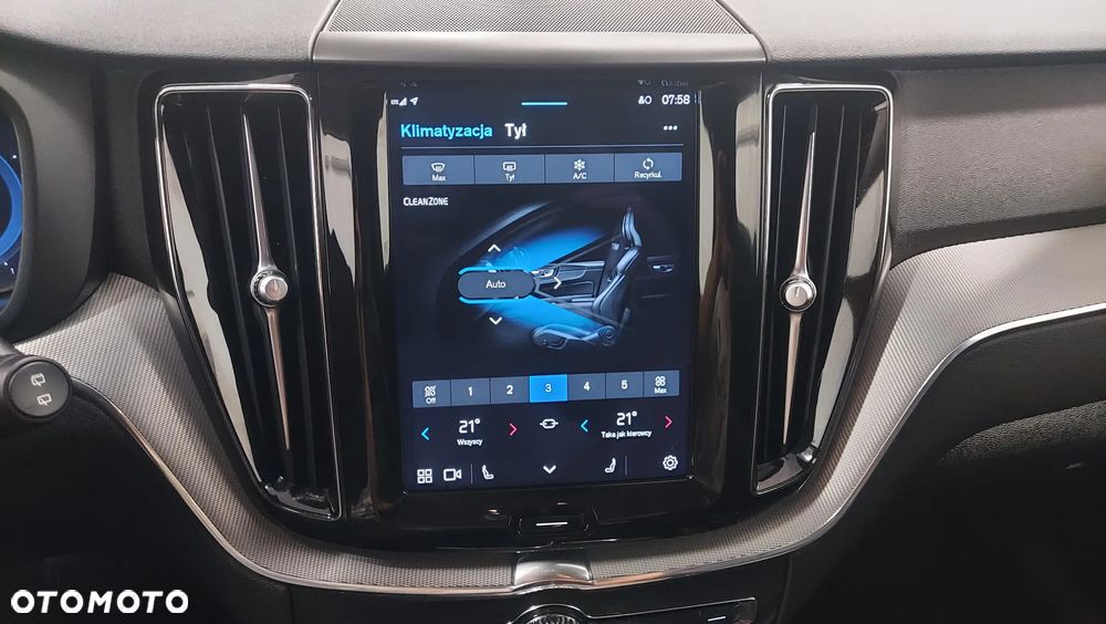 Volvo XC 60 B4 D Plus Dark - 24