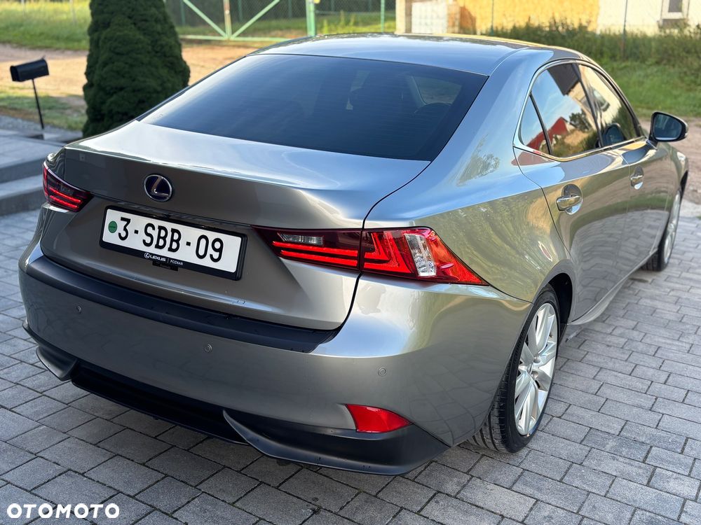 Lexus IS 300h Prestige - 9