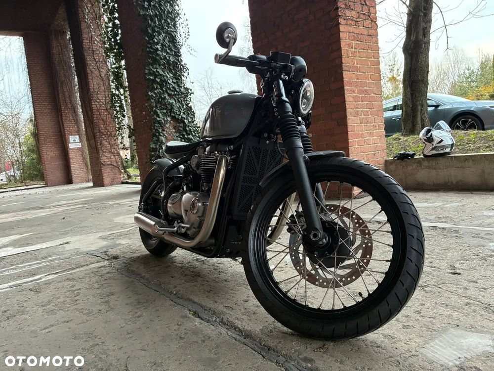 Triumph Bonneville Bobber - 13