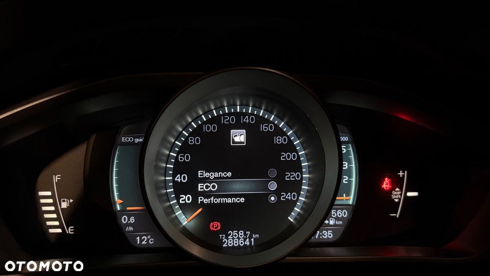 Volvo V40 D2 Drive-E R-Design Kinetic - 16