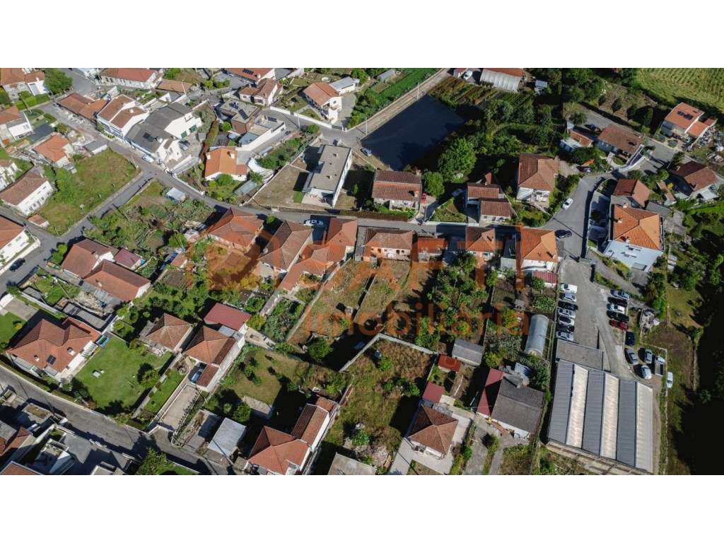 Terreno com 4 moradias geminadas para recuperar em Serzedelo-Guimarães - Grande imagem: 5/47