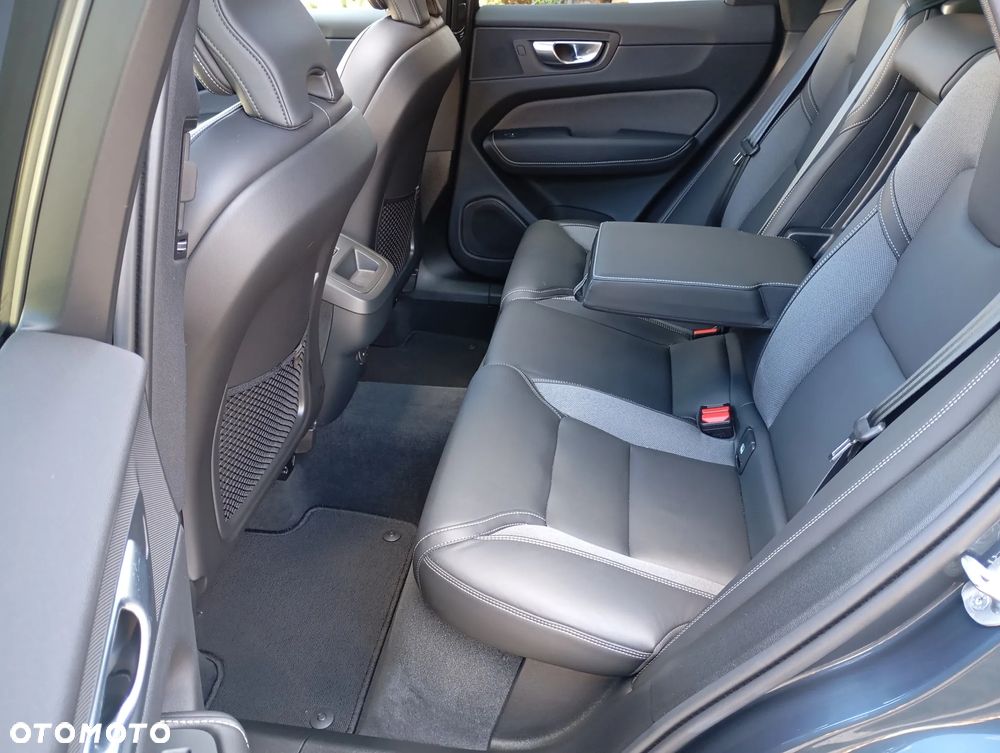 Volvo XC 60 B5 B AWD Plus Dark - 8