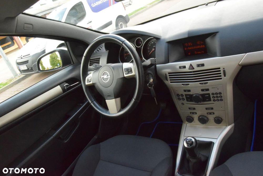 Opel Astra GTC 1.6 Black&White - 28