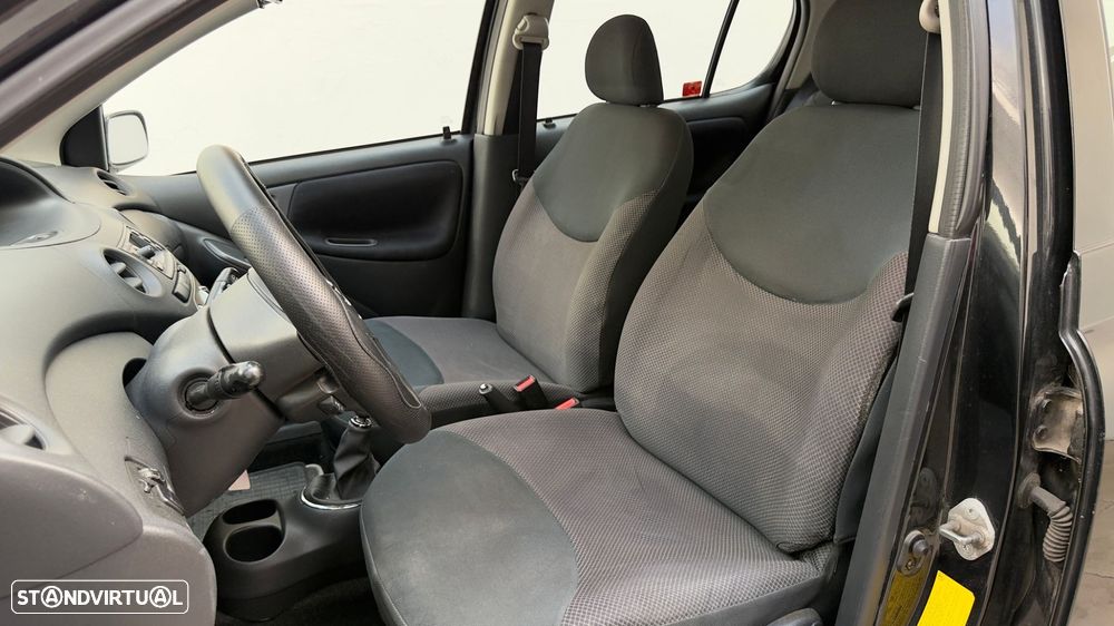 Toyota Yaris 1.0 Sol AC - 9